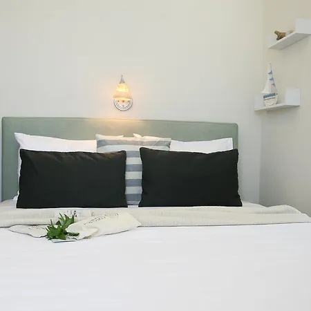 Paradissos ホテル Pera Gyalos