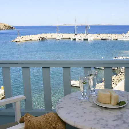 Paradissos ホテル Pera Gyalos